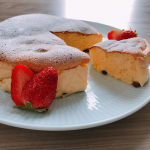 今日のおやつ。メープルスフレチーズケーキ。***賞味期限の近いスライスチーズがあったのでチーズケーキにすることに。いつもベイクドなのでたまにはスフレもいいかなと。り&hellip;のInstagram画像