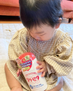 .#アトピタ 様の入浴剤🛁新生児から使える薬用保湿入浴剤よもぎエキス配合だからお風呂にいれたら薄緑のお湯に🌿お湯にいれる前は漢方ぽい匂いかな？て思ったけどいれて混ぜてみ&hellip;のInstagram画像
