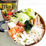若鯱家監修カレー鍋スープを使って、カレー鍋💕とてもスパイシーで、ちょっと辛口！本格的なカレーの味と香りが、食欲をそそります👍💖私はキャベツ、ウインナー、モヤシ、人参🥕、ネギなど&hellip;のInstagram画像