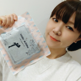 「①商品と顔が一緒に写っている写真」の画像