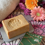 ずっと使ってみたかったアレッポの石鹸💗魂の商材屋様からお試しさせていただきました🧼届いたその日から、毎日使っています。固形石鹸だけど、顔から身体、髪の毛まで全身を洗うことができます👍見た感&hellip;のInstagram画像