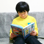 休み時間にはまめに図書室に通う小学1年生の長男。そんな長男に面白そうな本をいただきました✨「おすしかめんサーモン ようかいダジャレ小学校」🍣大好物のお寿司が主人公で、大好きな「小学校」が舞台で、&hellip;のInstagram画像