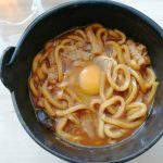 ⁡キンレイの鍋焼きうどんを作りました！⁡⁡こちらの鍋焼きうどんは、なんとお水すら加える必要がなく、コンロで火をつけて待つだけでできる便利な商品です😆⁡⁡⁡⁡お味も濃すぎずちょうど良い味付け&hellip;のInstagram画像