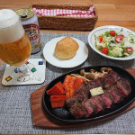 .半額でゲットしたお肉で #ステーキディナー厚切りだったので、なかなか いい感じの絶妙な焼き加減に😆食べやすく、一口大にカットして。ソースなしで、シンプルに塩コショウ+にんにく&hellip;のInstagram画像