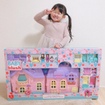 #トイザらス　のオモチャに大興奮🏰👸💗たくさんの家具が入ったドールハウスでドアベルを鳴らすと音が鳴って玄関灯が光る作りで大人も一緒に遊んでしまうよ&hellip;😂🚪💡折り畳んでお片付け出来るの&hellip;のInstagram画像