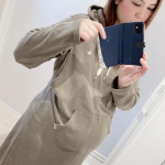 ９ヶ月に入ってからお腹も張りやすく🤣横になると圧迫感で、息苦しくて動悸が激しかったり寝付けない日々💦こんなに妊娠後期って呼吸できなかったっけ？😂&larr;⁡POLO BCSよりフード付き長袖マタニティ&hellip;のInstagram画像