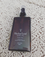 �オーガニックヘアオイル『ハーバルリーフ』を使ってみることができました✨最近髪がパサパサな時が多くすごく乾燥していたりドライヤーでダメージを受けていたりと悩みも多い時期でもありました😢このオイ&hellip;のInstagram画像