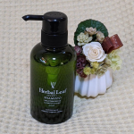 ハーバルリーフ オーガニックシャンプーを使ってみました🥰こちらのシャンプーは、天然アロマのボタニカルな香りが漂う、オーガニックシャンプーです。ビタミンEが豊富に含まれているアルガンオイルをはじめ&hellip;のInstagram画像