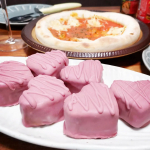 バレンタイン近いからみんなに配るリハーサルでミルフィーユチョコ作った。作り方は意外と簡単で、型抜きしたパイシート焼いたらチョコ入りのバタークリーム挟んでルビーチョコレートでコーティング。かわい&hellip;のInstagram画像