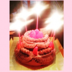 去年の誕生日ケーキです。クリスマスに誕生日ケーキを作ってくれるありがたいケーキ屋さんです。もっといろんなお店がクリスマスにも誕生日ケーキを作ってくれる世の中になってほしいです。#野菜を&hellip;のInstagram画像