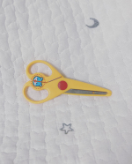 はじめてのハサミ✂︎刃がプラスチックで丸まってて刃の部分に安全ガードがついてて怪我をしにくい👏『 これは◯◯の〜！ 』て自分専用の✂️ができてうれしそう🤍❤️🤍#かみきりく&hellip;のInstagram画像