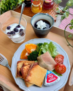 仕事が休みで朝、昼兼用ごはん☀️🌱フレンチトーストは、前日に卵、牛乳、砂糖を浸していたのを、フライパンで表面を焼いた後オーブンで加熱したもの。中はふっくら、外はカリッと仕上がりました😋&hellip;のInstagram画像