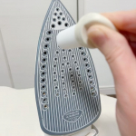 初めてのアイロンクリーナー👕（2枚目画像に注意‼️正直汚いです）アイロンかけている時たまにせっかく綺麗にピンとなった所に汚れみたいなのが着いて嫌だなって思う時あって。アイロンの穴に仕上げのりが&hellip;のInstagram画像