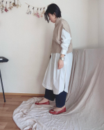 ニッセン服ニットベスト＋シャツワンピコーデ⁡⁡ニットベスト、いつの間にか私も大好きになり、たーくさん着回してます✨⁡トレンドの短め丈ベストに、今年顔のマオカラーロングシャツワンピがセット&hellip;のInstagram画像