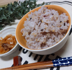 北海道産の玄米雑穀🍚‼️いつものごはんに混ぜて炊くだけで、手軽に栄養バランスのとれた玄米雑穀ごはんができあがります😊&hearts;️ほどよい甘さともっちりした食感はクセになる美味しさ🤤🤤🤤我が&hellip;のInstagram画像