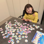 小学1年生の次女と真剣勝負🤪⁡レベルは1〜3まで1はたし算・ひき算2は暗算力3はかけ算の練習になる知育玩具👨&zwj;🏫⁡長友先生のWORLD SELECTION『サメに気&hellip;のInstagram画像