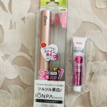 ラバーソフト毛が消しゴムのようにステインを磨きとってくれる歯ブラシ！！使ってみました。スイッチを入れるとやさしく振動します。歯茎もマッサージできていいです！！磨き終わった後はい&hellip;のInstagram画像