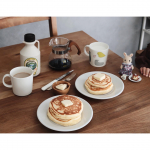 娘といっしょにホットケーキを作って朝ごはん。うさぎさんにもホットケーキをあげるんだってさ☺︎シルバニア、絶対沼にはまるから手を出さずにいたのだけど、この度素敵な機会があって迎え入れました🐰&hellip;のInstagram画像