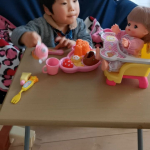 今日もメルちゃんDAY👶ご飯食べさせて、歯磨きして&hellip;毎日お世話してる🤭&hearts;️そいえばお風呂の時にドライヤーあてたらピンクの髪になったょ👧♡⁡⁡⁡#PR #日本トイザらス株式会社&hellip;のInstagram画像