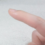 これ良い！指の関節まわりってひび割れたり擦りむいたりすること多いけど、これ貼ったら食器洗ったりしても水入って来なくてちゃんと保護されてて助かるー！普通の絆創膏だと指曲げたら浮いて水入ってくるけど、&hellip;のInstagram画像