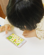 最近、学研さんのこどもえいごずかんアプリのパズルゲームにハマっている娘😊無料会員でも、動物、果物、食べ物と遊べるけど、若干物足りなくなってきてる😂遊び方も読み上げ、クイズ、パズル、音声録音と色&hellip;のInstagram画像