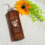 ハイスキンモイストジェルを使ってみました✨✨*ワセリンって肌にも優しいし、保湿力抜群で大好きなんだけど、一方で伸びが悪かったりベタつきが気になるんだけど、これはワセリンをジェル状にしたもので、とに&hellip;のInstagram画像