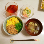 **今日の夕ご飯○三色丼○パリパリチーズのツナサラダ○なすの味噌汁*サラダのパリパリにしたチーズが美味しかったです🌼生野菜に乗せるだけでも、アクセントになって美味しいだ&hellip;のInstagram画像