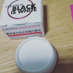 クラプロックスの粉歯みがき粉のブラックイズホワイトです⭐️！毎日使える白い歯に導いてくれますヾ(@゜▽゜@)ノ！容器も可愛いですね(*^^*)乾いたハブラシに粉をつけて使用します(&hellip;のInstagram画像