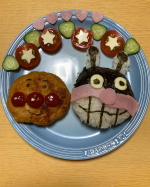 '4歳の娘の誕生日プレート🎂#野菜をMOTTO #野菜をもっと #グリーンカレー #モンマルシェ #野菜スープ #monipla #monmarche_fan#アンパンマン#誕生日のInstagram画像