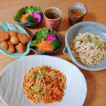 🍝おうちランチ🍝*江崎グリコさんの、毎日食べられる適正糖質のパスタ『SUNAO』をいただきました！ひらたい麺がソースとよく絡み、もっちり食感がくせになりそうです😊*低糖質なので&hellip;のInstagram画像