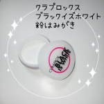 🦷ブラックイズホワイト🦷 ⁡=粉はみがき　3g=⁡⁡汚れ、黄ばみ、歯石、歯垢の沈着を防ぎ、歯本来の白さを取り戻すカーボン入りホワイトニングパウダー。⁡清涼感が口内を疾走するストロングミントフレ&hellip;のInstagram画像