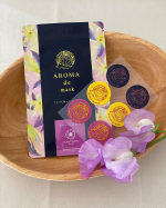 アロマdeマスク（イランイランブレンド）愛用しています。このシールを貼った日は良い香りに包まれて、なんだかお花畑にいるような、明るい気持ちになります😊私はカラーマスクとシールの色の組み&hellip;のInstagram画像