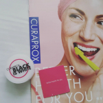 クラデンジェパン　クラプロックス　ブラックイズホワイト　粉歯磨き粉タイプの歯磨きです。2種類のヒドロキシアパタイト（清掃剤）、炭（清掃剤）、サンゴ末（清掃剤）などが配合されています。効能は、虫歯を&hellip;のInstagram画像