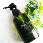 ハーバルリーフ オーガニックシャンプー使ってみました。◆ ハーバルリーフのこだわり ◆・美容のプロと共同開発・注目のエルゴチオネイン配合・髪と頭皮にやさしいアミノ酸系洗浄成分&hellip;のInstagram画像