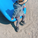 最近はお昼もあったかくて、公園、お散歩日和が多くなってありがたい☺️🌸⁡最近、新しく息子の洋服に仲間入りしたニッセンさんの『カットソーストレッチ柄パンツ』❣️＠nissen_k&hellip;のInstagram画像