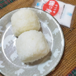 sayosinga海の精様のお塩を使って塩むすびを作りました。伊豆大島で40年来こだわり塩作りを行ってきた海の精のお塩は日本特有の伝統製塩法に工夫を加え惜しみない手間をかけて丁寧に丁寧に作られ&hellip;のInstagram画像