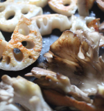 ‥220310‥大地を守る会さんのこだわり野菜おためしセットレンコン＆マイタケはオススメの食べ方で。オリーブオイルで焼いて塩をパラり。日頃あまり買わない小松菜🥬ですが、栄養価も高く、色鮮やかな&hellip;のInstagram画像