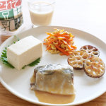 株式会社大地を守る会の『こだわり野菜おためしセット』をいただいてみました。同封のレシピに、小松菜は生で、れんこんは皮ごとと書いてあったので、レシピを参考に小松菜サラダ、れんこんステーキなどを作っ&hellip;のInstagram画像