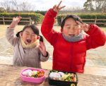 毎日こんなに寒いのにピクニックのリクエストされまして&hellip;震えながら食べて来たよ🤣💗笑子供達が喜んでて良かった🍙😮&zwj;💨#うるすやリッチ #urusuyarich #機能性表示食品 #GAB&hellip;のInstagram画像