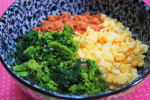 こちらのメニューは&hellip;。おいしいのに♪簡単すぎる３色丼です。先に３色の具を用意しておきます。そうすれば&hellip;ごはんを入れ&rarr;具を置く&rarr;完成！もうできました🍲#野菜をMOTT&hellip;のInstagram画像