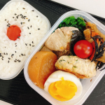 お昼ごはん。#お弁当 です。今日のおかずは#ぷり塩焼き#鶏つくね#ひじきの炊いたん#ほうれん草おひたし#大根の炊いたん#ゆで卵#ミニトマト#日の丸ごはん#昆布佃煮です。今日の&hellip;のInstagram画像