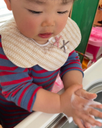 一人で手も洗えるようになって、水が流れる度に手を洗いたがる次女😂今回COOPさんの泡で出てくるハンドソープを使ってみました✨ほんのりオレンジのやさしい香り🍊泡は濃密というよ&hellip;のInstagram画像