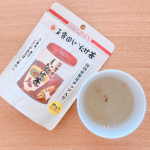 こんぶ茶で有名な玉露園様から、しいたけ茶をいただきました。バックを開けた瞬間から椎茸の香り〜☺️粉末と共に、椎茸チュップスも入っています。分量通りにお湯で溶くと色は薄めだったので心配でしたが、&hellip;のInstagram画像