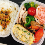 お昼ごはん。#お弁当 です。今日のおかずはポークソテーピーマンソテー しらす入り卵焼き ウインナーほうれん草のおひたし ひじきの炊いたん#れんこんの梅マヨ和えれんこんのシャキシャキと&hellip;のInstagram画像
