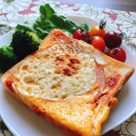 いつかの朝ごはん。目玉焼きトースト。***朝はバッタバタなので朝食作りに出来るだけ時間かけたくない。（朝食どころかご飯は全部だけど😇）こどもに食べさせるにはトースト&hellip;のInstagram画像