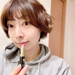 保湿＆ヨレない！唇想いの無添加口紅「モイスチャーリップスティック」私はピンクベージュを使ってみました💄モイスチャーリップの名前の通り、潤いをそのままスティックで塗れる感じ💓スルスルーっ&hellip;のInstagram画像