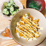 🍳\ 夜ごはん𓌉◯𓇋 /𖧧.｡.Menu⚪︎かき揚げのたまごとじ⚪︎ウインナー⚪︎キュウリとワカメの酢の物⚪︎ほうれん草の味噌汁かき揚げは冷凍。旦那はマヨネ&hellip;のInstagram画像