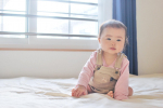 20220322娘に着せているのはベビザらス限定販売のPOLO BCS サロペットロンパースです。娘のはベージュですが、ほかにブラックとネイビーの3色展開です。胸元のポケットにクマの刺繍がある&hellip;のInstagram画像