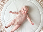 ⁡ ⁡⁡むっちーーん!この𝙱𝙾𝙳𝚈愛らしいでしょ👶⁡ベビーザらスの𝙿𝙴𝚃𝙸𝚃 𝙹𝙾𝚄𝙴𝚃ニットボディスーツボンネットを着用してるよ⋈⁡今春の新商品であかちゃんに似合うやわらかな素材の&hellip;のInstagram画像