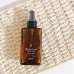 .⁡ハーバルリーフ オーガニックヘアオイル⁡⁡キューティクルケアをするならこれ！⁡さらっとしたテクスチャーなのでベタつかず、いい感じにまとまります⁡サロン帰りの&hellip;のInstagram画像